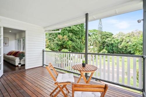 Aeroglen Apartment | Rainforest Retreat Top Haven with Bushland Views
