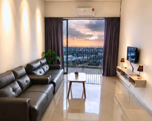Larut Apartment | Rainy Stay - Netflix- Pool - 2 mins to Lake Garden