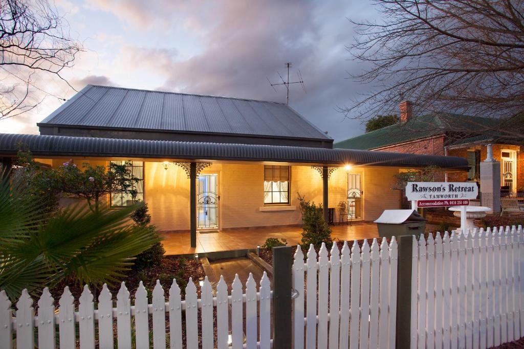East Tamworth House | Rawson's Retreat - Five Bedroom Home - Walk CBD - Includes Breakfast