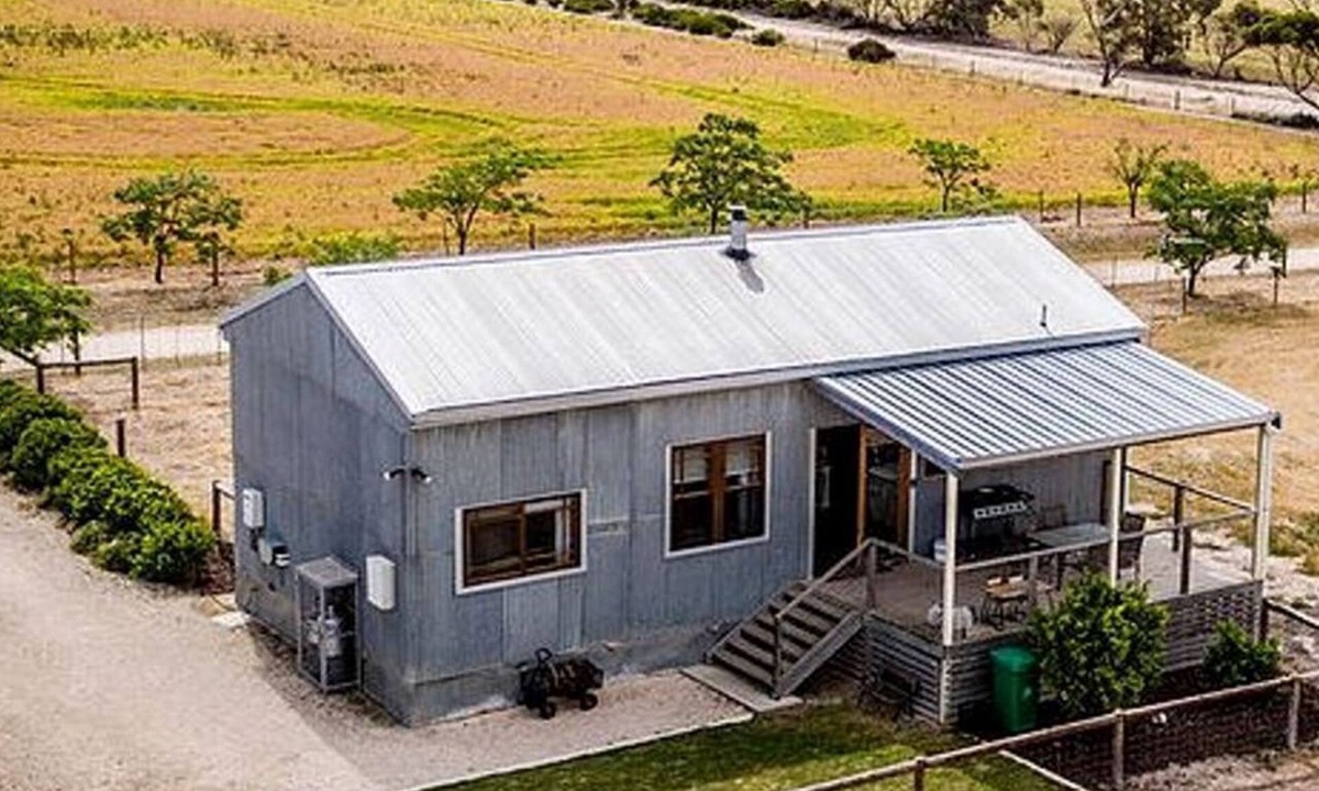 Moonta House | Redwing Barn, the perfect family getaway. Say Hi to the animals! Pet friendly!