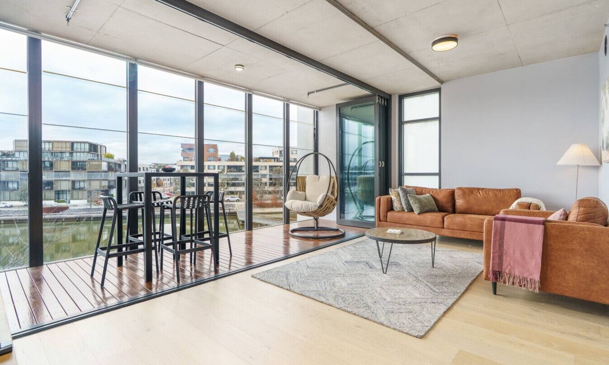 Kingston Apartment | Refined Kingston Apartment, Foreshore Lake Access