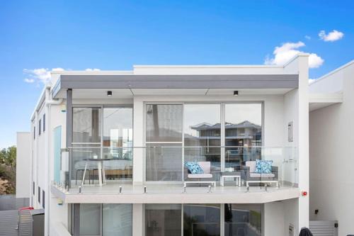 Scarborough Apartment | Relax in blissful sun-soaked luxury by the beach