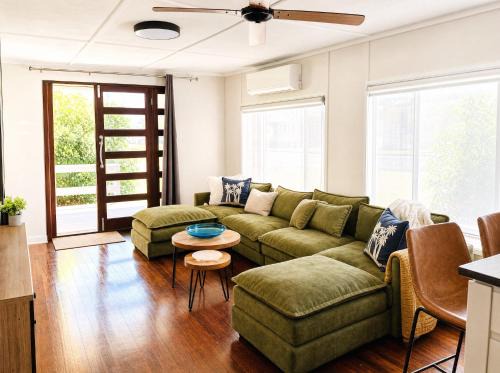 Tin Can Bay House | Relaxing Tin Can Bay Cottage, Walk to the water front and Pub