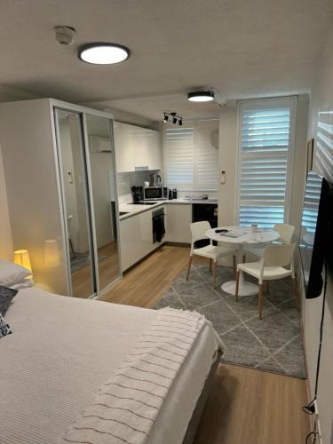 Surry Hills Apartment | Renovated Central Studio w pool & just off Oxford St