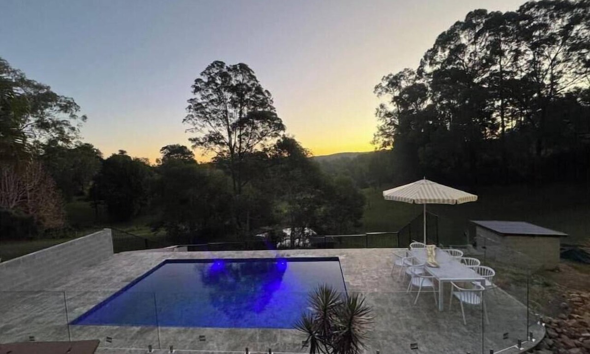 Repton House | Repton river views w heated pool