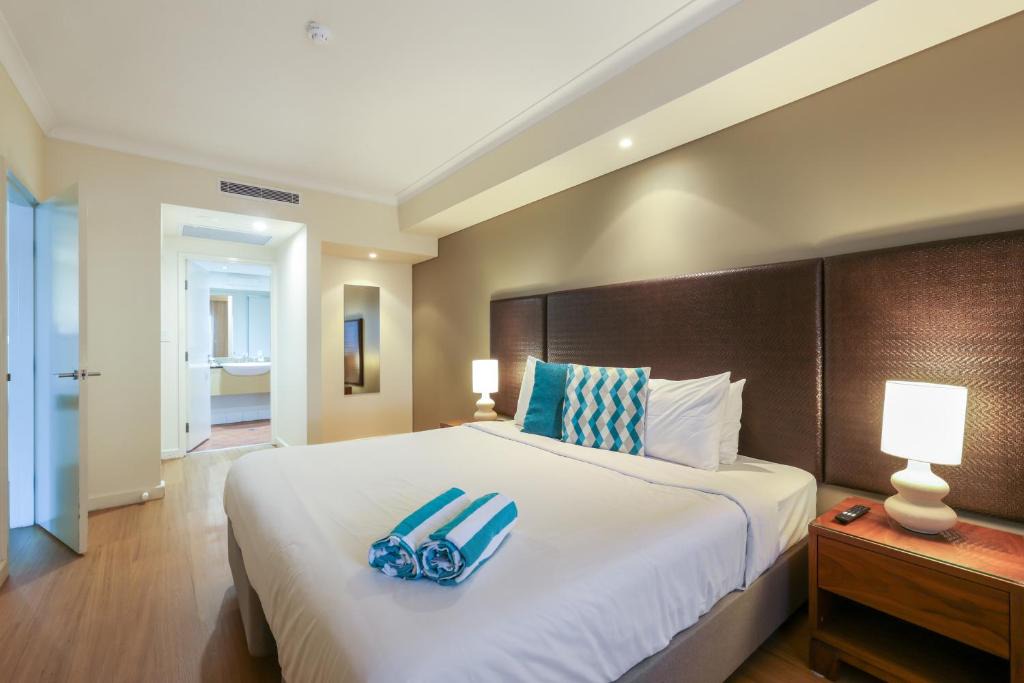 Darwin City Centre Apartment | Resort Escape King Bed Pool Balcony