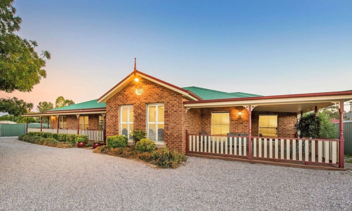 Central Mudgee House | Resort style villa with pool “Rest Easy Mudgee”