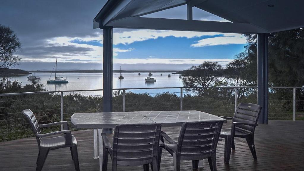 Lake Wangary House | Rest A Shore Coffin Bay