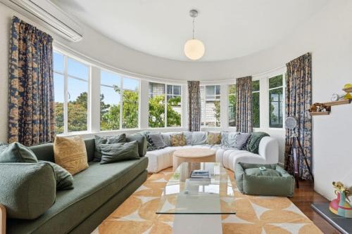 Taroona House | Retro Haven with River Views
