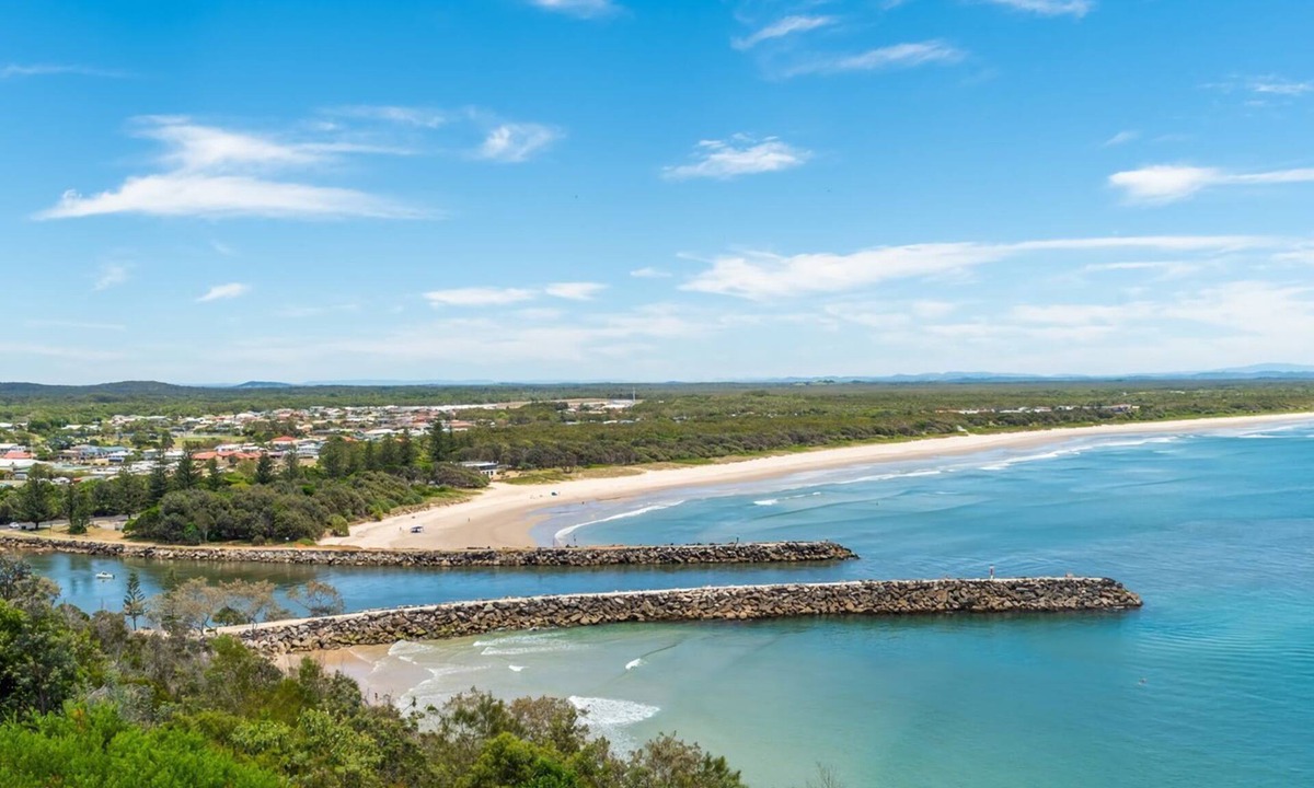 South Evans Head House | Retro pet-friendly cottage near beach, river & RSL with air-con, comfortable interiors