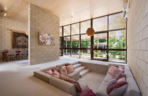 Strathdale House | Retro Reservoir Retreat