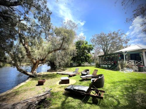 North Yunderup House | River Cottage, Absolute Waterfront Family and Pet Friendly Escape