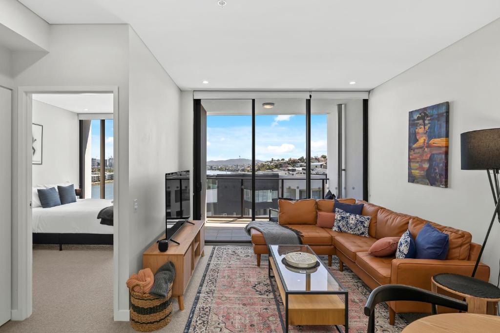 Hamilton Apartment | River View 1BR with Amazing Rooftop Pool & Parking