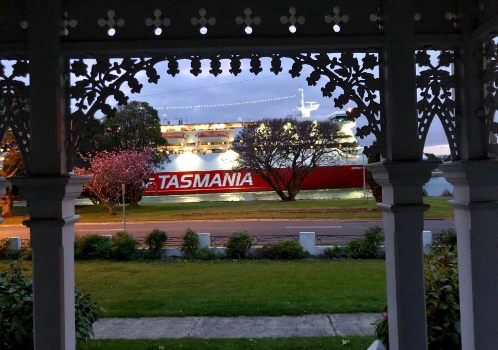 Devonport Villa | Riverbank villa