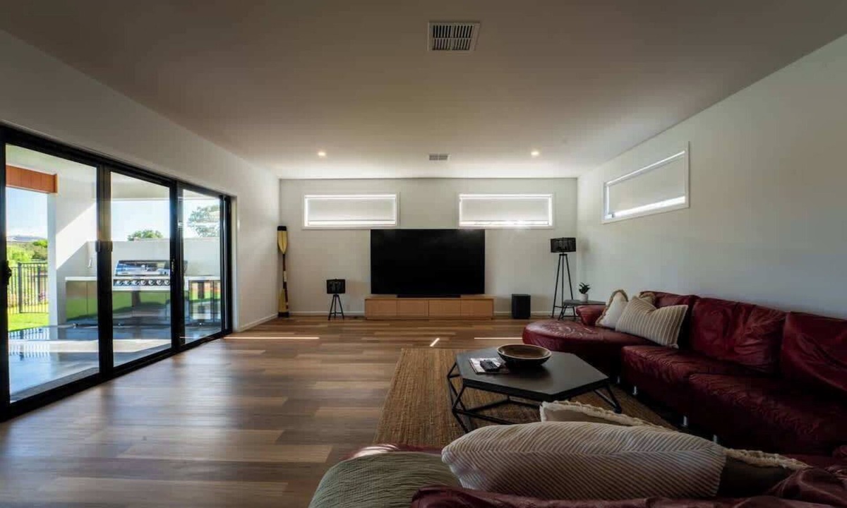 Seymour House | Riverfront, 10 min to The Bend
