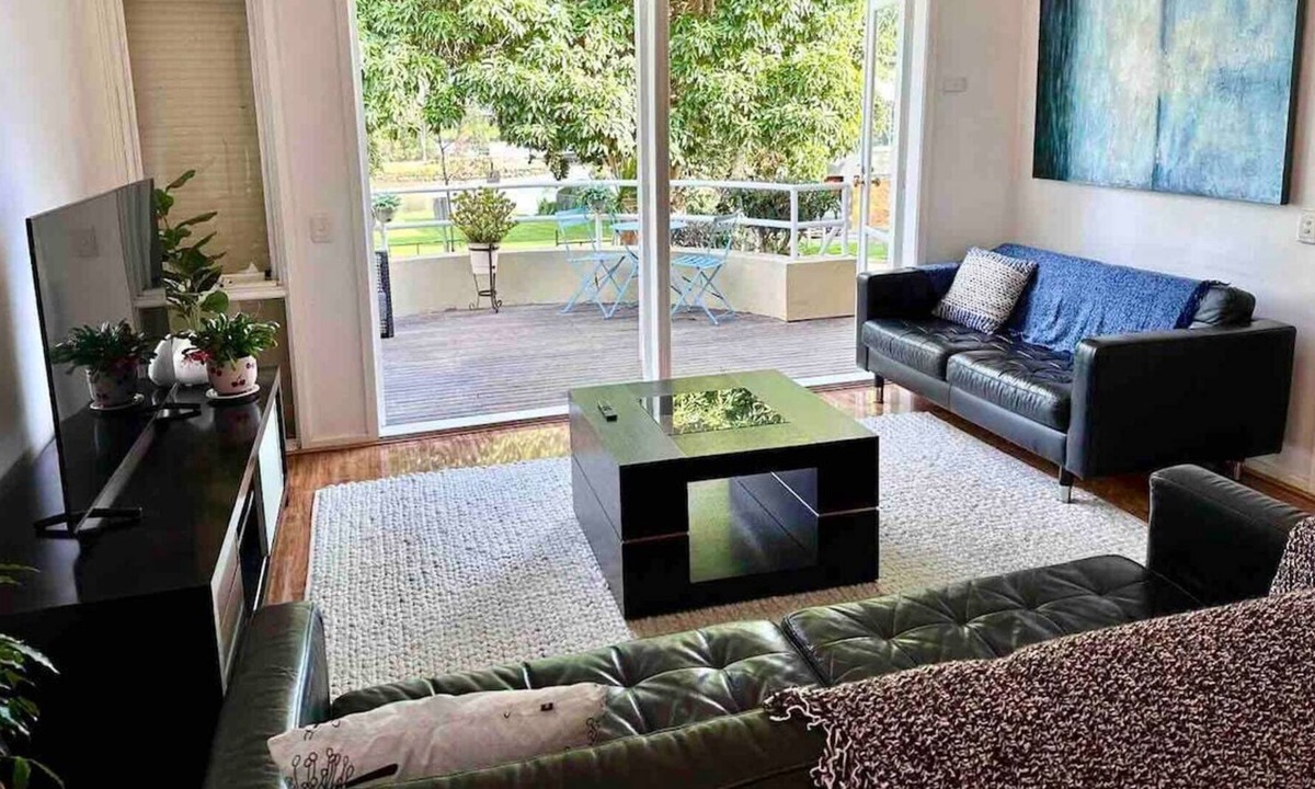 Maribyrnong House | Riverfront Bliss - Upscale 3BR House Walking Distance to Showgrounds and Flemington Racecourse