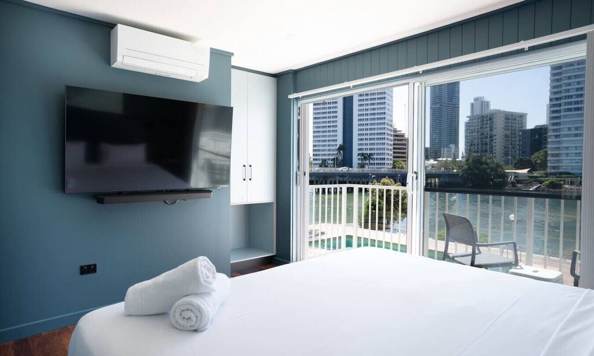 Surfers Paradise Apartment | Riverfront Villa 6 Surfers Paradise with Pool