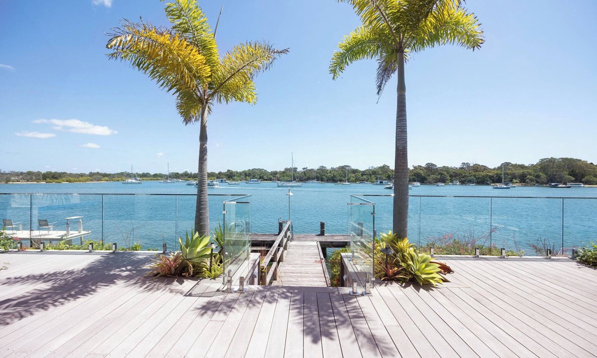 Noosa Heads House | Riverside Elegance on Noosa Parade