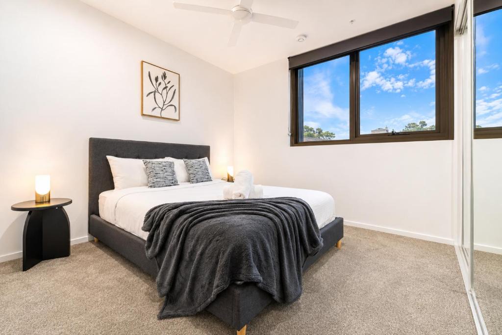 East Brisbane Apartment | Riverside Modern 2BR East Brisbane with Parking