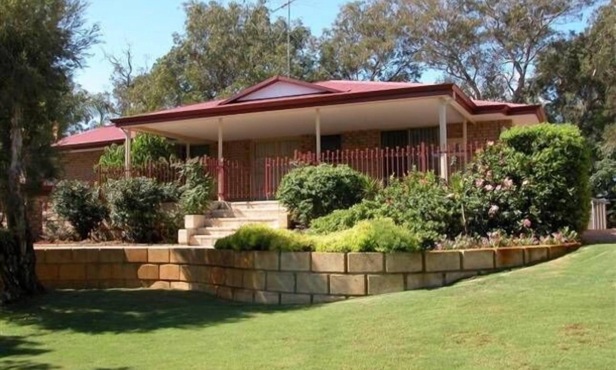 Ravenswood House | Riverside Retreat in Ravenswood