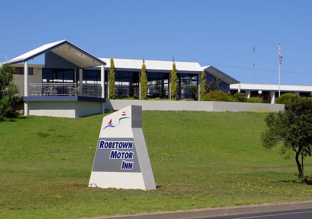 Waterhouse Hotel | Robetown Motel