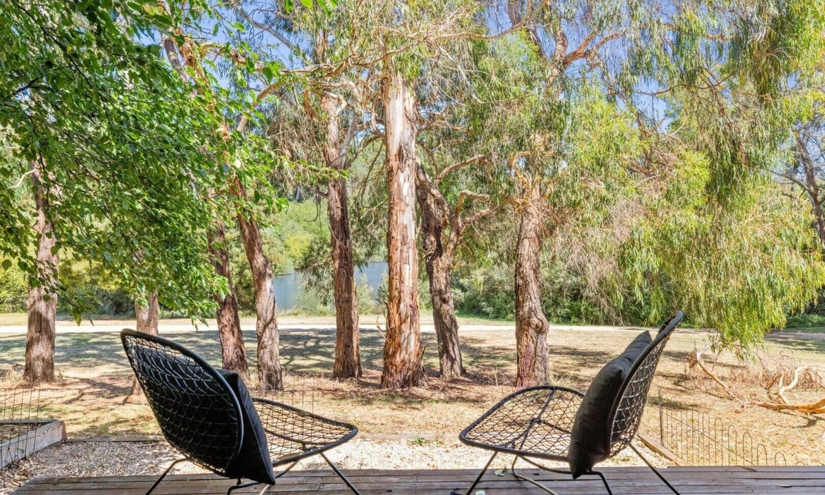 Daylesford Villa | Romantic Daylesford Waterfront: Fireplace, King Bed, Spa