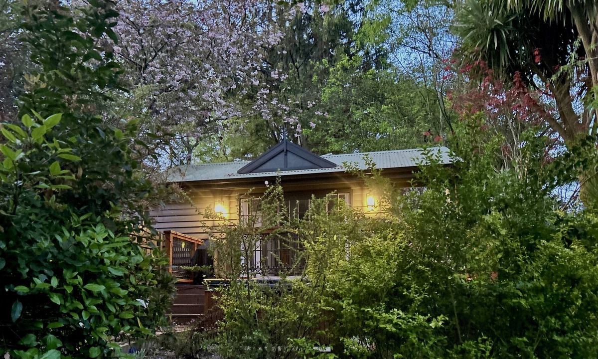 Mount Dandenong Cottage | Romantic Private Retreat with Spa and Garden