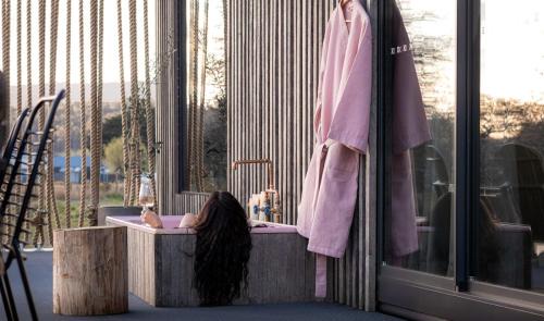 Chudleigh House | Romantic Tiers Escape - Pink Bath, Wood-Fired Pizza, Firepit & Mountain Magic