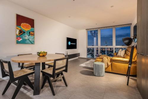 Woolloongabba Apartment | Rooftop Pool 1BR at the Gabba with City Views