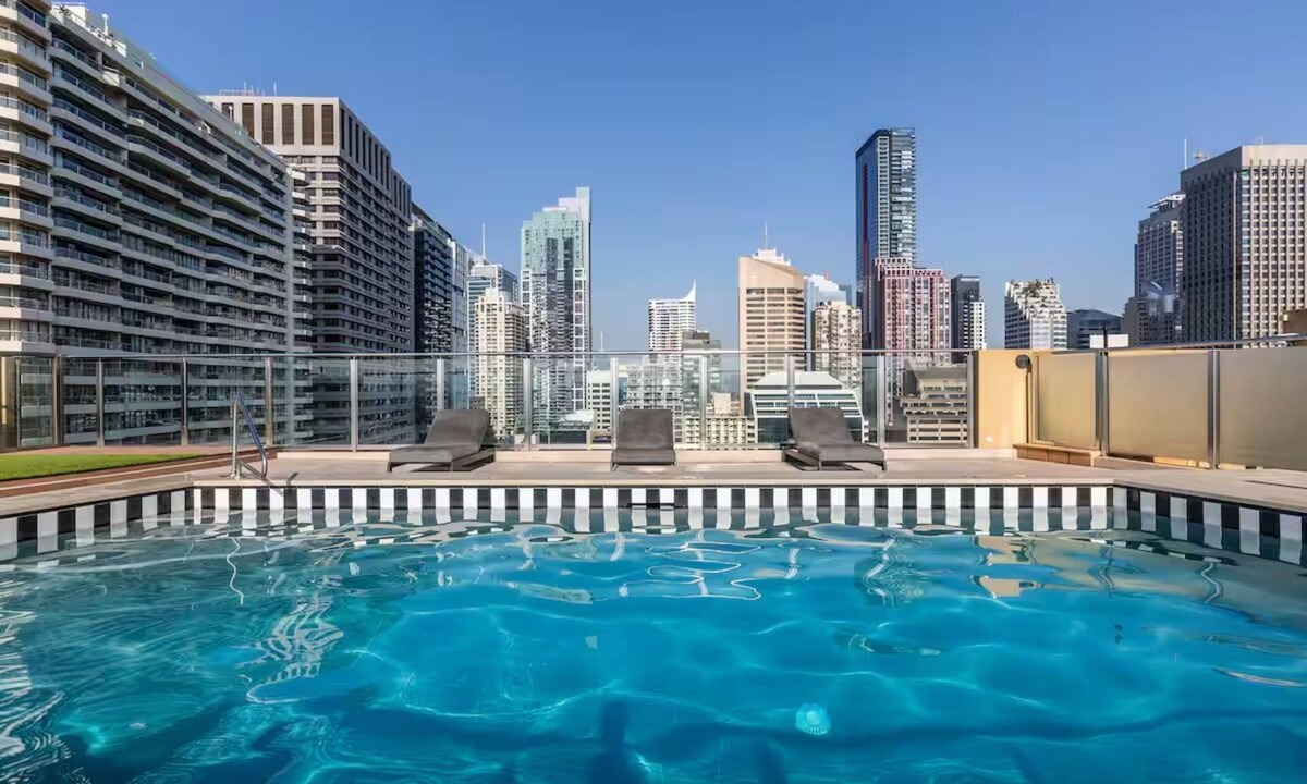 Darlinghurst Apartment | Rooftop Pool & Hyde Park Views: Renovated 14th Floor 1BR: CBD walk, gym, sauna