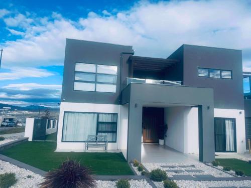 Molonglo Valley House | Room for four Bright relaxing Guest suite