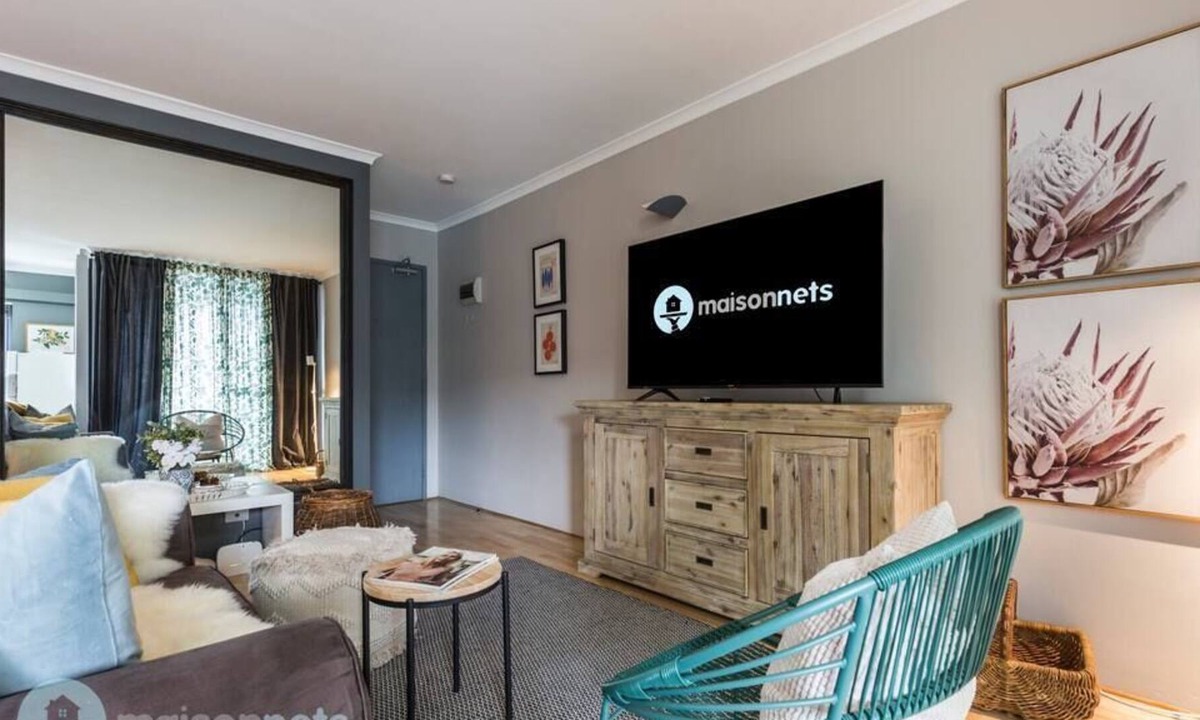 Surry Hills Apartment | Roomy Studio With Balcony & Parking