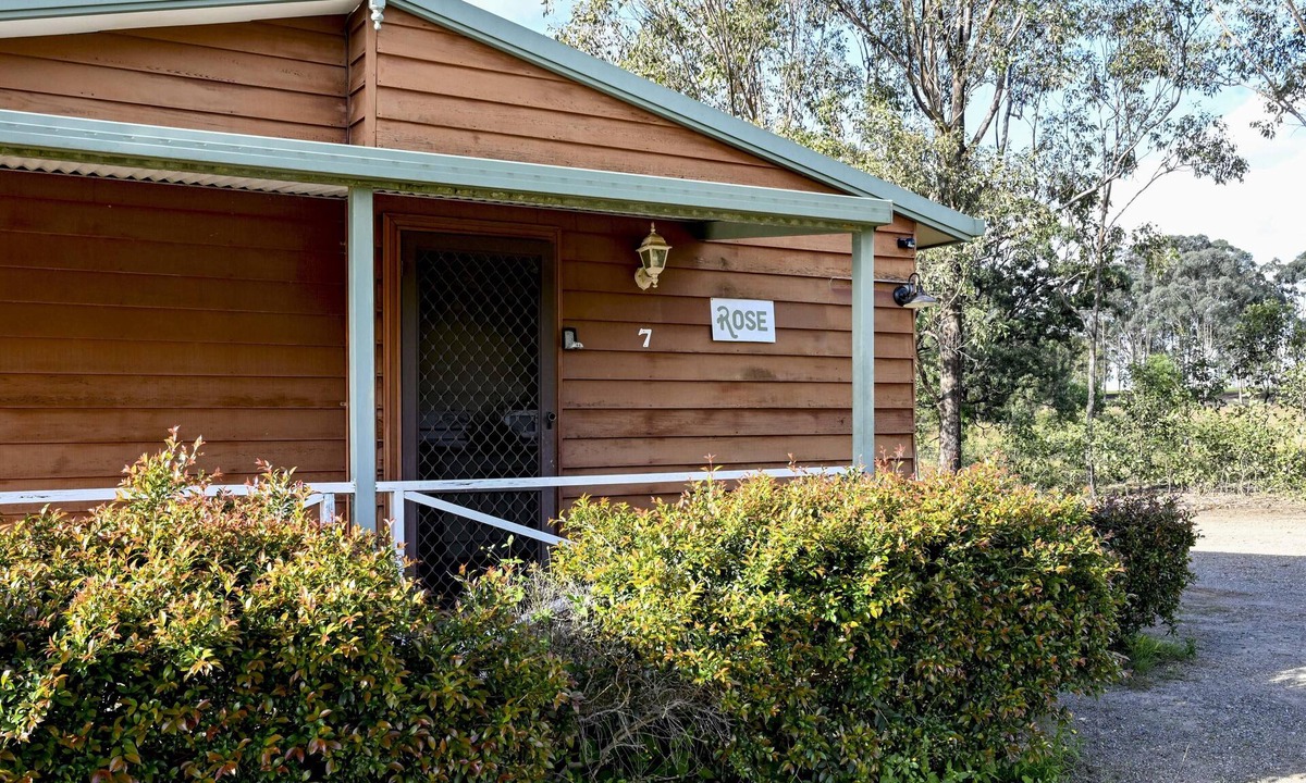 Pokolbin Cabin | Rose Cabin 7 - 1 bedroom with 1 x queen bed