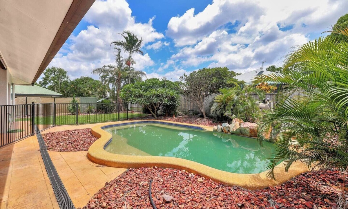 Rosebery House | Rosebery Retreat | 5 bedrooms | Saltwater Pool by Tropical BNB