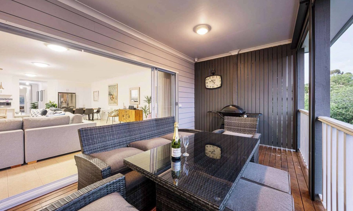 Rosebud House | Rosey's Cottage - 600m to Beach & Mountain Views
