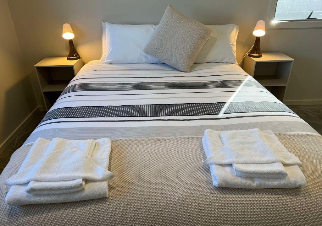 Temora House | Runway 27 Getaway - Private Room and Ensuite With Shared Kitchen and Dining