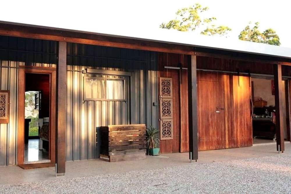Austinville Cabin | Rustic Gold Coast Cabin with Amazing Views Ideal for Glamping in Queensland