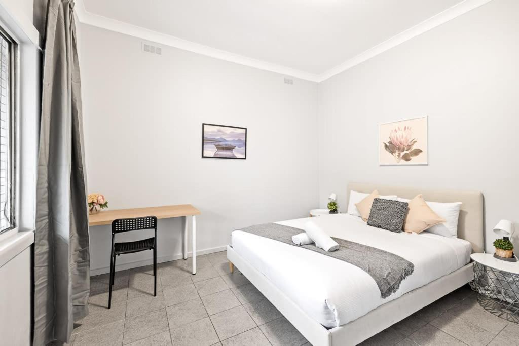 Auburn House | Rustic Queen Room - Conveniently Located - Shared Bathroom