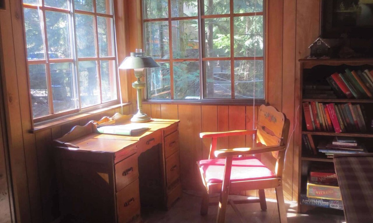 Zigzag Cabin | Rustic Riverfront Cabin in Mt. Hood- Hiking, Skiing, and Outdoor Adventures