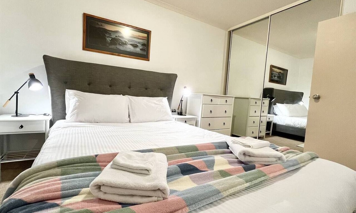 North Adelaide Condo | Safe & secure 2 bedroom apartment on Melbourne St, North Adelaide in exclusive gated complex. Near CBD, Adel Oval, Wine Centre, The Memorial and WCH Hospitals. Free car parking spot. Linen hire and air-conditioning included!
