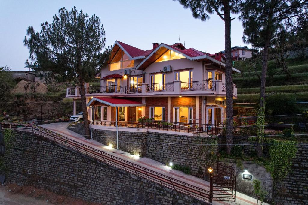 Kumarhatti House | Saffronstays Cosy Crest