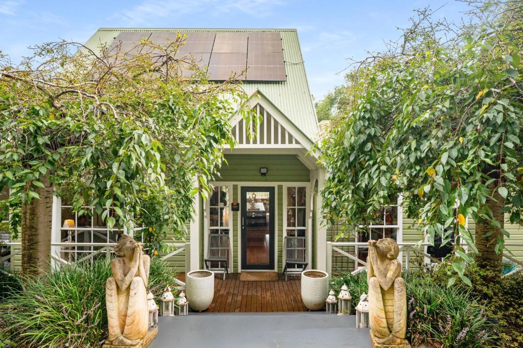 Bowral House | Sage Manor - Sleeps 10 - Multiple Living Spaces