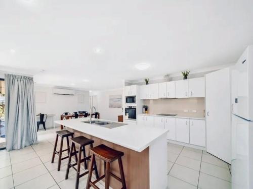 Sandstone Point House | Sandstone Pt Pet friendly 4-bedroom home