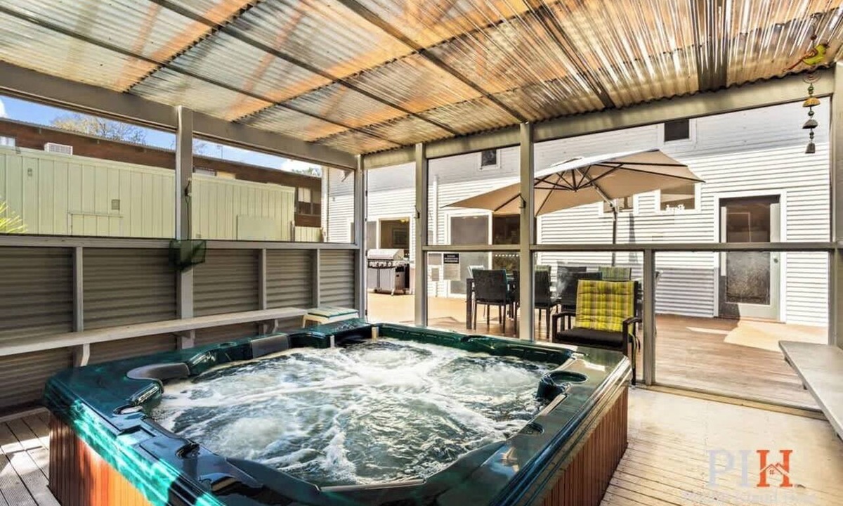 Silverleaves House | Sandy Bay Getaway w Spa 4 Bdr