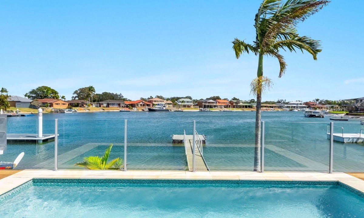 Yamba House | Sandy Shores - Absolute Waterfront & Swimming pool - Holiday Yamba