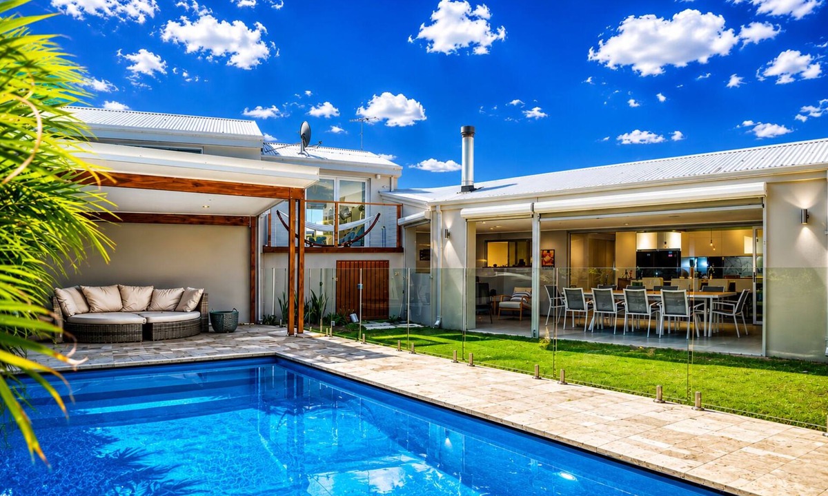 Hillarys House | Sant's Beach Retreat - Private Pool and Fire Pit