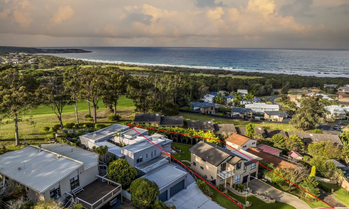Tura Beach Cabin | Sapphire Art House - Pet friendly 4 bedroom