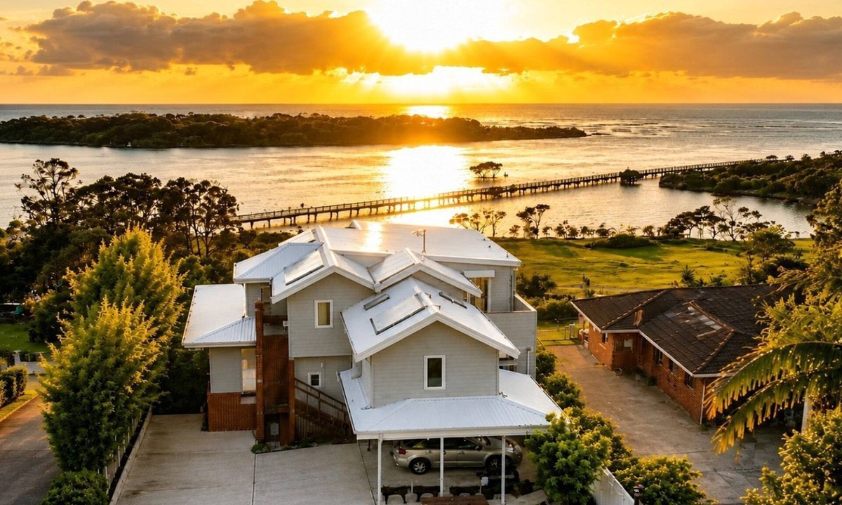 Urunga House | Sapphire Magic – A stunning waterfront escape in Urunga with beautiful river and ocean view