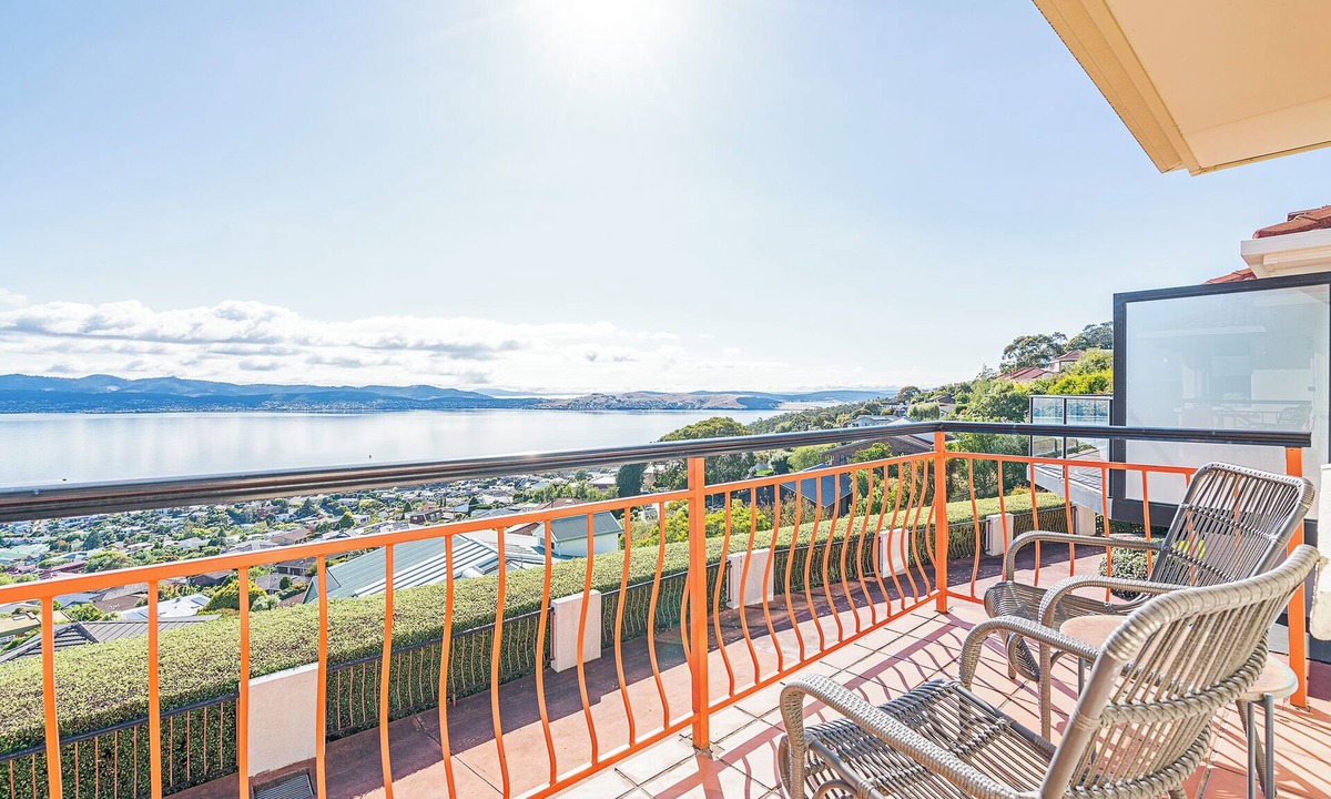 Sandy Bay House | Scenic Sandy Bay Lookout in the Hills