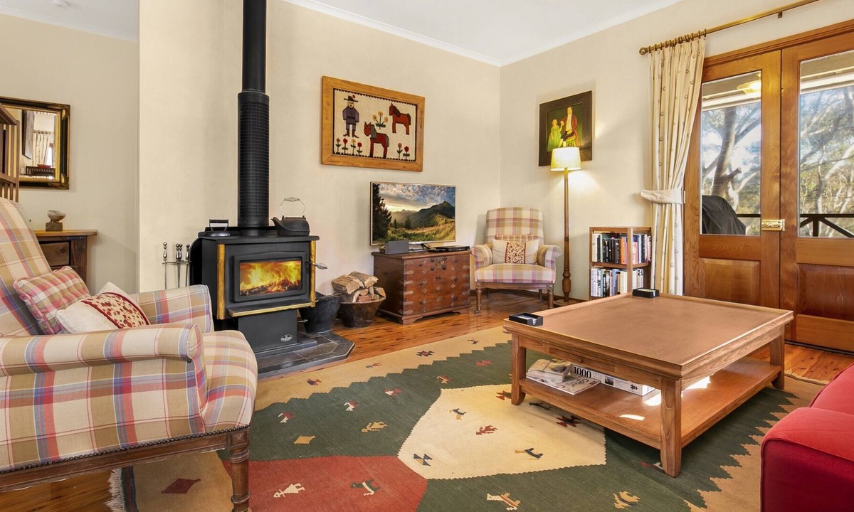 Leura Cottage | Scribbly Gum - Three Bedroom Cottage, Sleeps 6